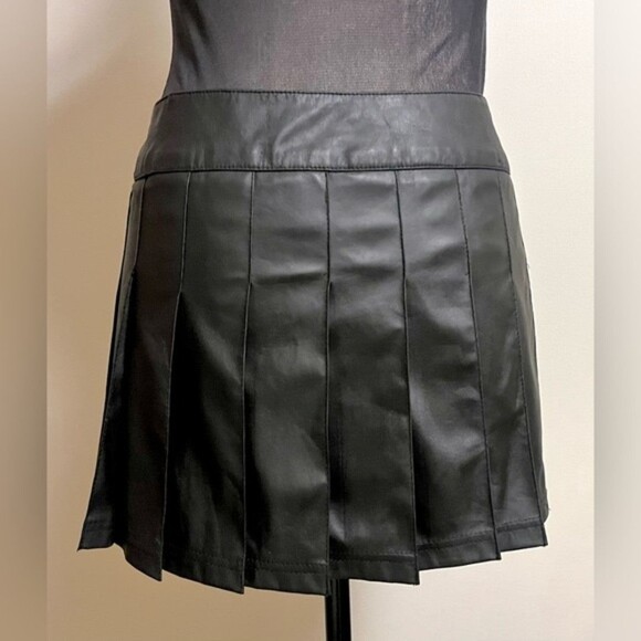Vintage Y2K Lip Service Black Pleather Skirt Pleated with Buttons SZ Medium - Picture 2 of 10